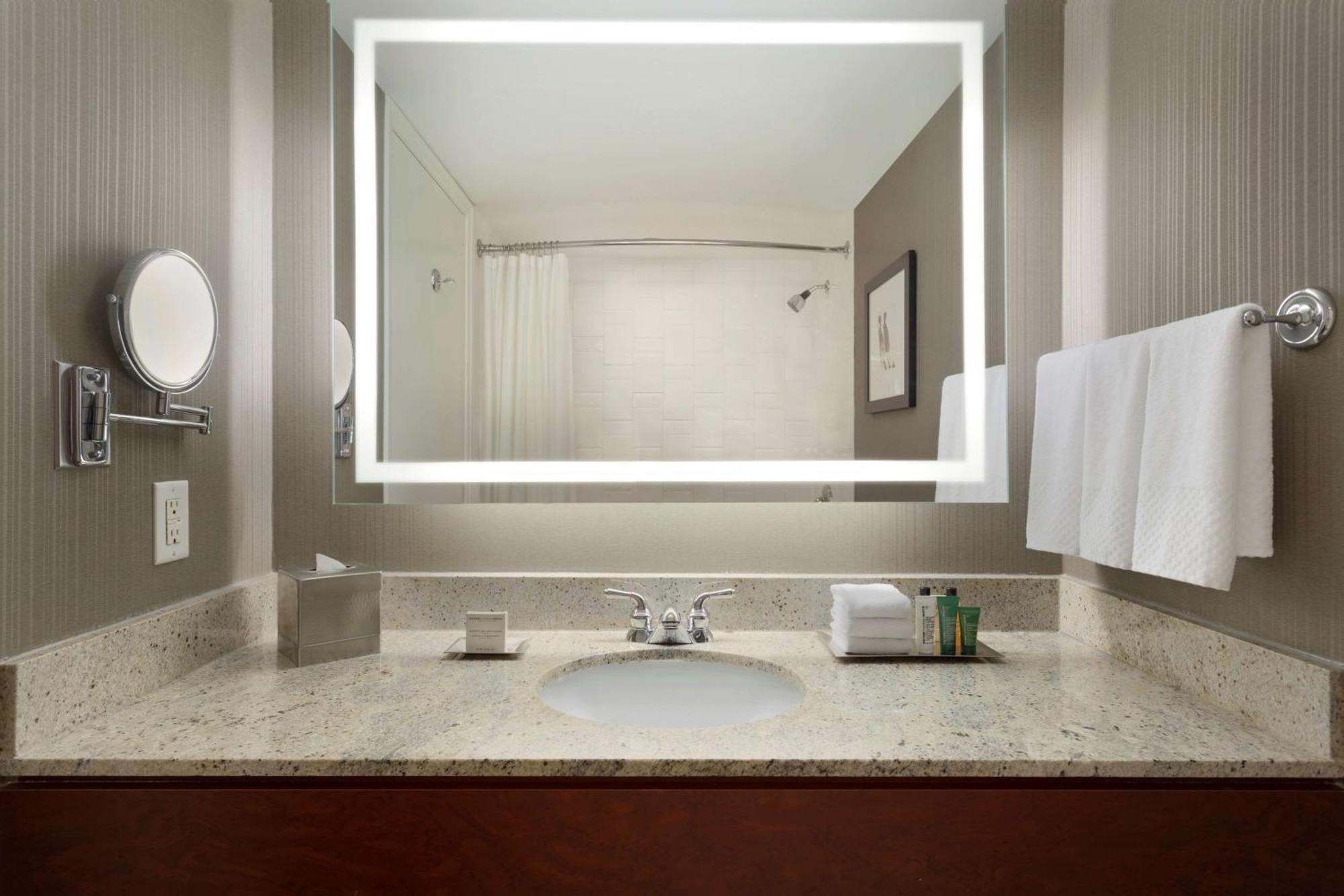Hilton Vancouver Airport 4*